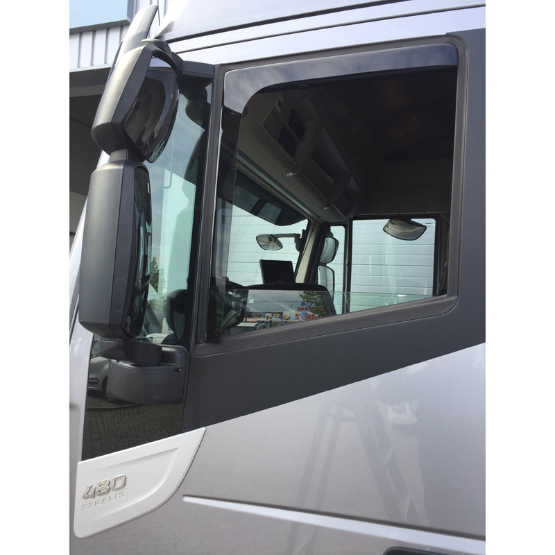 DGA, Vindafvisere, Røgfarvet, 2 stk., passer til Iveco Eurocargo / Eurostar / Eurotech / Eurotrakker / Stralis / Trakker (2-pieces)